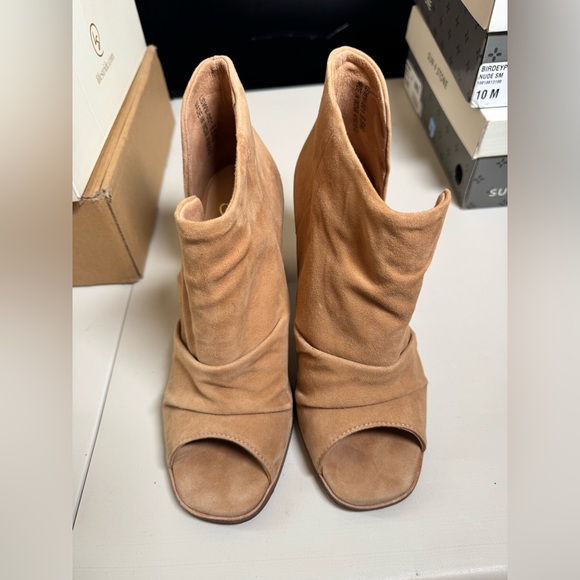 42 Gold Tan Suede Peep Toe Slouch Booties Block Heel Size 9.5 - Picture 3 of 4